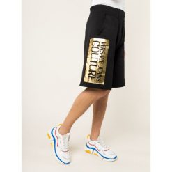 Szorty materiałowe Versace Jeans Couture A4GVA1TC. Czarne spodenki i szorty męskie Versace Jeans Couture, m, bez wzorów, z bawełny. W wyprzedaży za 449,00 zł.
