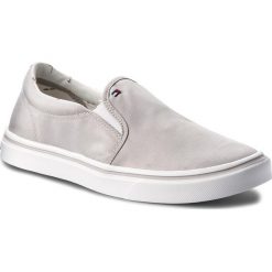 Tenisówki TOMMY HILFIGER - Metallic Light Weight FWFW03029 Diamond Grey 001. Szare półbuty damskie TOMMY HILFIGER, bez wzorów, z gumy, bez zapięcia. W wyprzedaży za 209,00 zł.