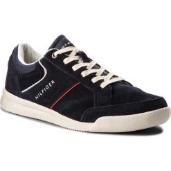 Sneakersy TOMMY HILFIGER - Corporate Detail Suede Sneaker FM0FM01622 Midnight 403. Niebieskie półbuty męskie TOMMY HILFIGER, na co dzień, bez wzorów, ze skóry, eleganckie, bez zapięcia. W wyprzedaży za 279,00 zł.