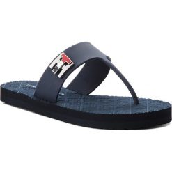 Japonki TOMMY HILFIGER - Turn Lock Flat Beach FW0FW03161 Midnight 403. Niebieskie klapki damskie TOMMY HILFIGER, bez wzorów, z tworzywa sztucznego, bez obcasa. W wyprzedaży za 109,00 zł.