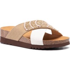 Klapki SCHOLL - La Serena 2.0 F27753 2224 350 Sand/Off White. Brązowe klapki damskie Scholl, z aplikacjami, z tworzywa sztucznego, bez obcasa. W wyprzedaży za 189,00 zł.