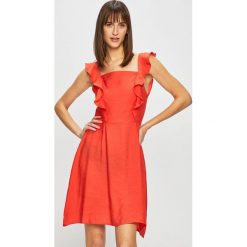 Glamorous - Sukienka. Pomarańczowe sukienki damskie Glamorous, na co dzień, s, bez wzorów, z poliesteru, casualowe, z dekoltem karo, bez rękawów, mini, rozkloszowane. W wyprzedaży za 79,90 zł.