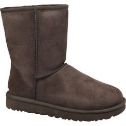 UGG Classic Short II 1016223-CHO. Pomarańczowe śniegowce damskie Ugg, na zimę, ze skóry, bez zapięcia. W wyprzedaży za 899,99 zł.
