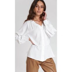 Biała Koszula Aniqa. Białe bluzki damskie Renee, s, bez wzorów, bez kołnierzyka, z długim rękawem. Za 79,99 zł.