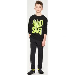 Bluza z napisem - Czarny. Czarne bluzy damskie Reserved, s, z napisami, bez kołnierzyka, bez rękawów, bez kaptura. Za 119,99 zł.