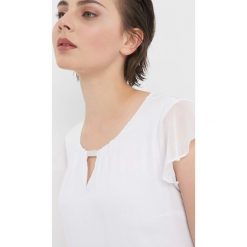 Koszulka z błyszczącym detalem. Białe bluzki nietoperze marki Orsay, xs, z aplikacjami, z dzianiny, z dekoltem na plecach. Za 69,99 zł.
