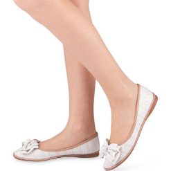 Balerinki damskie Ideal Shoes M-8805 Beżowe. Brązowe baleriny damskie Ideal Shoes, bez wzorów, z tworzywa sztucznego, klasyczne, bez obcasa, na płaskiej podeszwie. Za 45,00 zł.