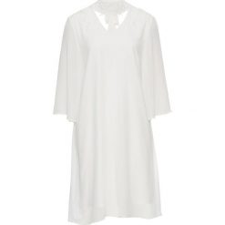Sukienka z koronką i aplikacją bonprix kremowy. Brązowe sukienki damskie bonprix, w koronkowe wzory, z koronki, bez kołnierzyka, bez rękawów. Za 79,99 zł.