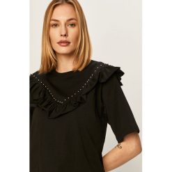 Answear - T-shirt. Czarne bluzki damskie ANSWEAR, s, z aplikacjami, z elastanu, casualowe, z okrągłym kołnierzem, z krótkim rękawem. Za 59,90 zł.