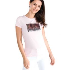 Armani Exchange Koszulka Różowy. Różowe koszulki damskie Armani Exchange, l, z aplikacjami, z bawełny, bez kołnierzyka, z krótkim rękawem. Za 283,95 zł.