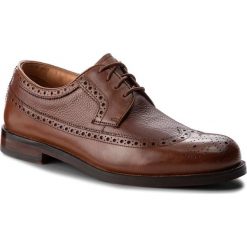 Półbuty CLARKS - Coling Limit 261348147 British Tan. Brązowe derby męskie Clarks, z materiału. Za 629,00 zł.