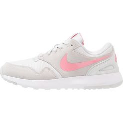 Nike Sportswear VIBENNA (GS) Tenisówki i Trampki pure platinum/coral chalk/hot punch. Szare trampki chłopięce Nike Sportswear, z gumy. Za 249,00 zł.
