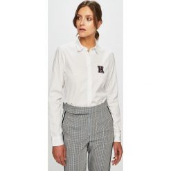 Tommy Hilfiger - Koszula. Białe bluzki damskie z haftami, z tkaniny, klasyczne. W wyprzedaży za 259,90 zł.