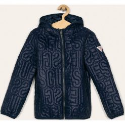 Guess Jeans - Kurtka dziecięca 136-175 cm. Niebieskie kurtki chłopięce z aplikacjami, z poliesteru, krótkie. Za 479,90 zł.