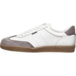 Skórzane sneakersy w kolorze biało-szarym. Szare sneakersy męskie Otto Kern, bez wzorów, na sznurówki. W wyprzedaży za 257,95 zł.
