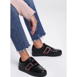 Czarne Sneakersy Move Around. Czarne buty sportowe damskie Renee, w paski, sportowe. Za 59,99 zł.