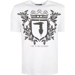 Trussardi T-shirt "Slim". T-shirty męskie Trussardi, z nadrukiem, z bawełny, z okrągłym kołnierzem. Za 149,00 zł.