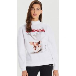 Bluza Gremlins - Biały. Białe bluzy damskie Cropp, s. W wyprzedaży za 49,99 zł.