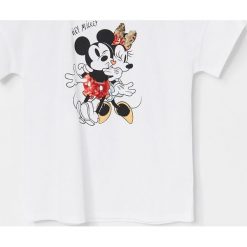 Bawełniany t-shirt z Myszką Miki - Kremowy. Białe t-shirty damskie Reserved, bez wzorów, z bawełny, bez kołnierzyka. Za 39,99 zł.