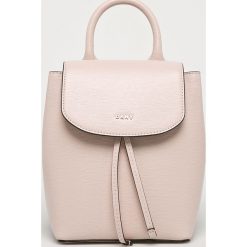 Dkny - Plecak skórzany. Różowe plecaki damskie DKNY, bez wzorów, ze skóry. W wyprzedaży za 539,90 zł.