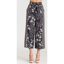 Czarne spodnie oversize Patrizia Pepe w kwiatowy wzór. Czarne spodnie damskie Patrizia Pepe, z tkaniny. Za 427,60 zł.