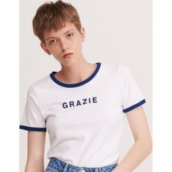 T-shirt z napisem - Granatowy. Niebieskie t-shirty damskie Reserved, s, z napisami, bez kołnierzyka. Za 29,99 zł.