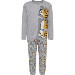 Piżama w kolorze szarym. Szare piżamy niemowlęce LEGO Wear, z nadrukiem. W wyprzedaży za 49,95 zł.