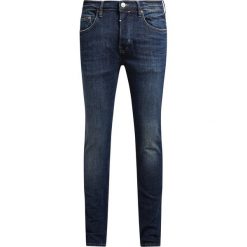 AllSaints ISOTOPE Jeans Skinny Fit mid indigo. Niebieskie jeansy męskie marki AllSaints, m, bez wzorów. Za 529,00 zł.