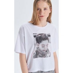 Koszulka z fotonadrukiem - Biały. Białe koszulki damskie marki Cropp, s, bez wzorów, bez kołnierzyka. Za 39,99 zł.