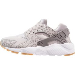 Nike Sportswear HUARACHE RUN SE (GS) Tenisówki i Trampki atmosphere grey/gunsmoke/light brown. Szare trampki dziewczęce Nike Sportswear, ze skóry. W wyprzedaży za 356,15 zł.