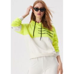 Bluza z neonowym panelem - Zielony. Zielone bluzy damskie Sinsay, s, bez wzorów, bez rękawów, bez kaptura. Za 59,99 zł.