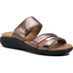 Klapki CLARKS - Un Bali Way 261403584 Pebble Metalic. Żółte klapki damskie Clarks, bez wzorów, ze skóry, bez obcasa. W wyprzedaży za 299,00 zł.