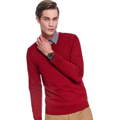 Sweter gładki z cienkiej dzianiny. Czerwone swetry męskie na zimę, xxl, z dzianiny, klasyczne, z okrągłym kołnierzem. W wyprzedaży za 49,99 zł.