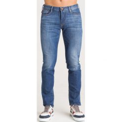 JEANSY SLIM FIT Emporio Armani. Niebieskie jeansy męskie Emporio Armani, m, z aplikacjami, retro. Za 491,40 zł.