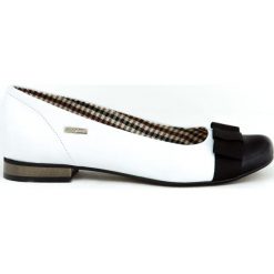 Dwukolorowe baleriny - skóra naturalna - model 007 - kolor biały. Białe baleriny damskie Zapato, bez wzorów, ze skóry, bez obcasa. W wyprzedaży za 173,40 zł.