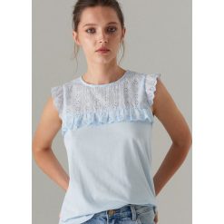 Bawełniany top z haftem - Niebieski. Niebieskie topy damskie Mohito, s, z haftami, z bawełny, bez kołnierzyka. W wyprzedaży za 39,99 zł.