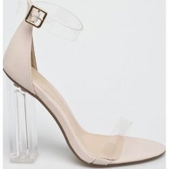 Missguided - Sandały. Sandały damskie Missguided, bez wzorów, z materiału, z okrągłym noskiem, bez obcasa, na obcasie, na klamry. W wyprzedaży za 89,90 zł.