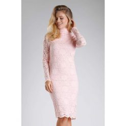 Sukienka w kolorze jasnoróżowym. Różowe sukienki damskie Moda na kolor, xs, w koronkowe wzory, z koronki, z golfem, bez rękawów, midi. W wyprzedaży za 159,95 zł.