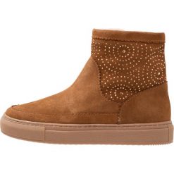 Minelli Botki brown. Brązowe buty zimowe damskie Minelli, z materiału. W wyprzedaży za 345,95 zł.