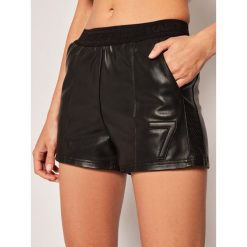 Szorty skórzane Karl Lagerfeld Rue St-Guillaume Jogging 201W1004. Czarne szorty damskie KARL LAGERFELD, bez wzorów, z tkaniny. W wyprzedaży za 699,00 zł.