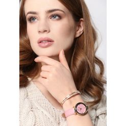 Ciemnoróżowy Zegarek Snap To It. Żółte zegarki damskie marki Born2be, złote. Za 29,99 zł.