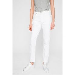 Levi's - Jeansy 501. Czerwone rurki damskie marki Levi's®, z elastanu. W wyprzedaży za 329,90 zł.
