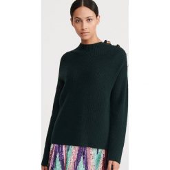 Sweter z ozdobnymi guzikami - Bordowy. Czerwone swetry damskie Reserved, s, bez wzorów, bez rękawów, bez kaptura. Za 119,99 zł.