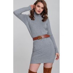 Szara Sukienka Carley. Szare sukienki damskie Renee, na imprezę, s, w paski, z dzianiny, z golfem, z długim rękawem, długie, dopasowane. Za 119,99 zł.