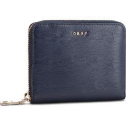 Duży Portfel Damski DKNY - Bryant Sm Zip Around R8313656 Navy NVY. Niebieskie portfele damskie DKNY, bez wzorów, ze skóry. W wyprzedaży za 289,00 zł.