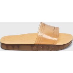 Melissa - Klapki + Rider. Brązowe klapki damskie Melissa, bez wzorów, z materiału, bez obcasa. Za 289,90 zł.
