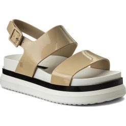 Sandały MELISSA - Cosmic Sandal II Ad 32360 White/Black 53216. Brązowe klapki damskie marki Melissa, bez wzorów, z tworzywa sztucznego, bez obcasa. W wyprzedaży za 249,00 zł.