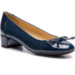 Półbuty GEOX - D Carey D D82V8D 00066 C4002 Navy. Niebieskie półbuty damskie Geox, z aplikacjami, ze skóry ekologicznej, bez obcasa, na obcasie, bez zapięcia. W wyprzedaży za 279,00 zł.