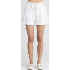SZORTY AMBRE GUESS. Białe szorty damskie Guess, w paski, z tkaniny. Za 185,00 zł.