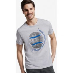 Tom Tailor Koszulka Szary. Szare podkoszulki męskie Tom Tailor, s, z nadrukiem, z bawełny, bez kołnierzyka, z krótkim rękawem, krótkie. Za 83,95 zł.